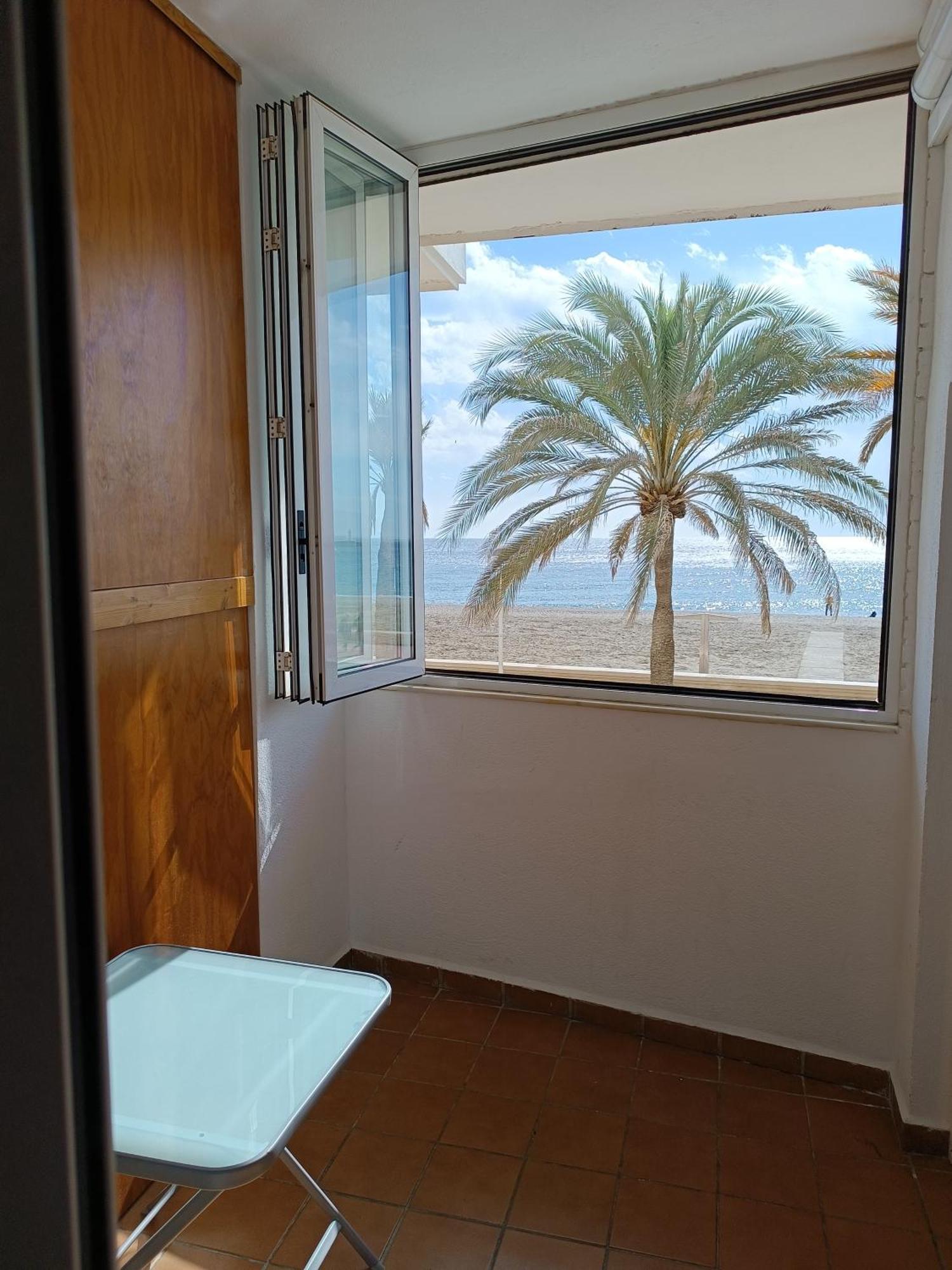 Piso Primera Linea Playa Almería Exterior foto